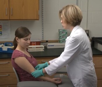 Лечение зависимости от аптечных препаратов в Алейске Врач делает инъекцию пациентке