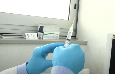 Проведение кодирования Вивитролом в Алейске Шприц с Вивитролом в руках у врача